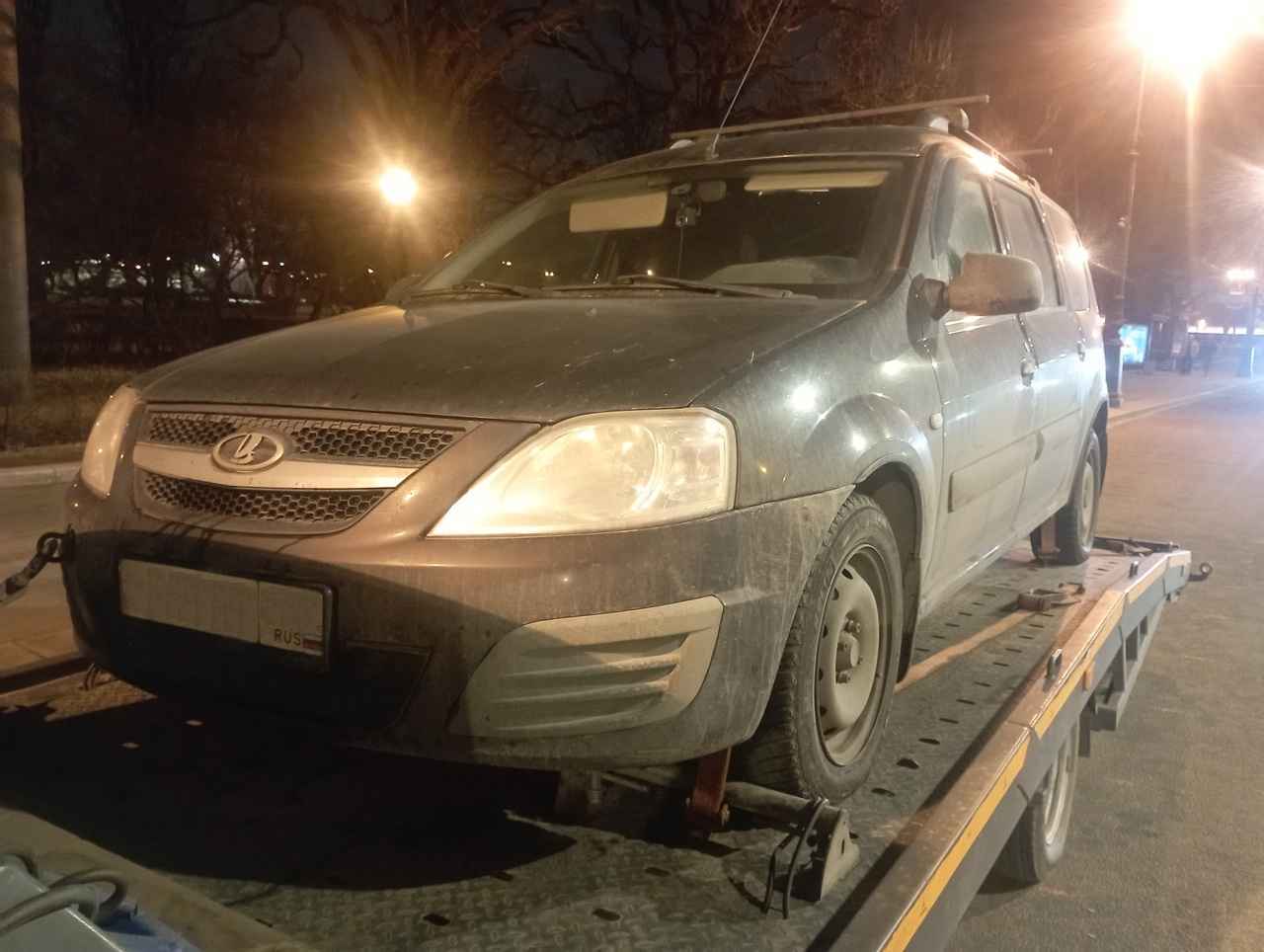 Эвакуация LADA Largus с улицы Куйбышева в Петроградском районе Санкт-Петербурга