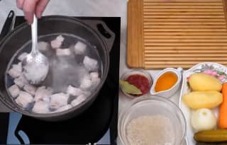 Приготовление рассольника с перловкой и солёными огурцами со свининой: шаг 2