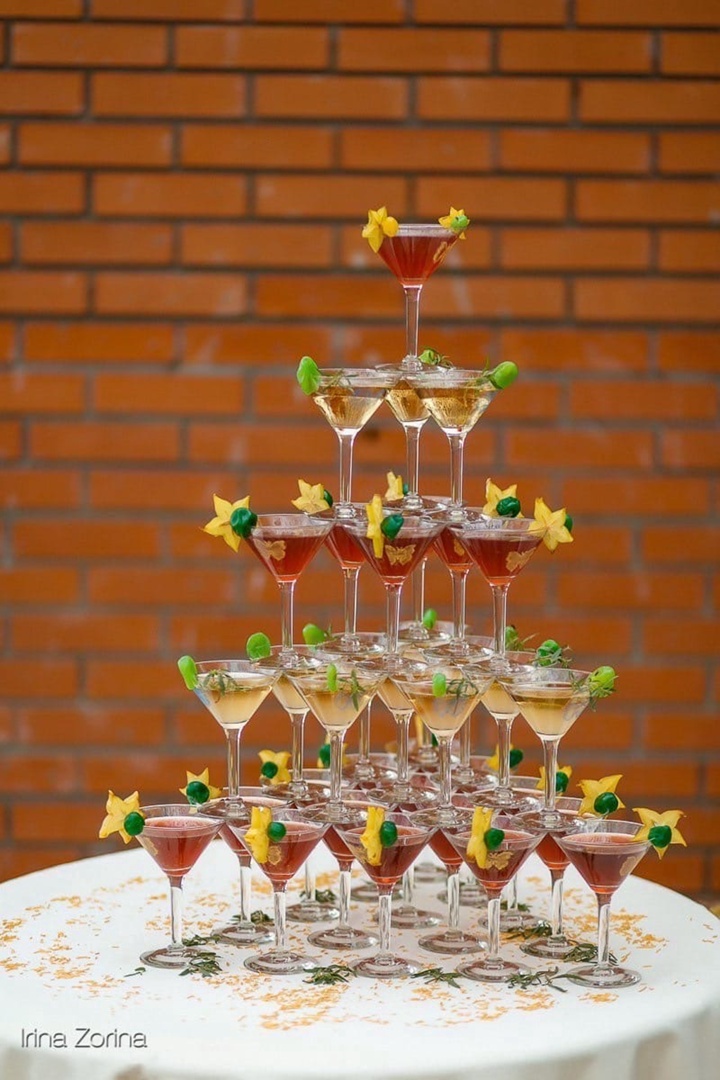 на фото котельная пирамида 5 ярусов со стаканами типа мартини и глаз