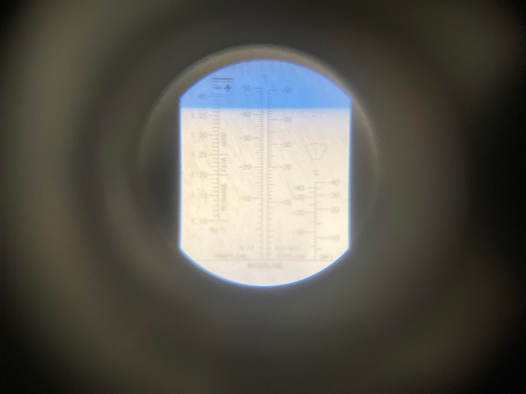 Перед началом работ проверяем рефрактометром состояние антифриза