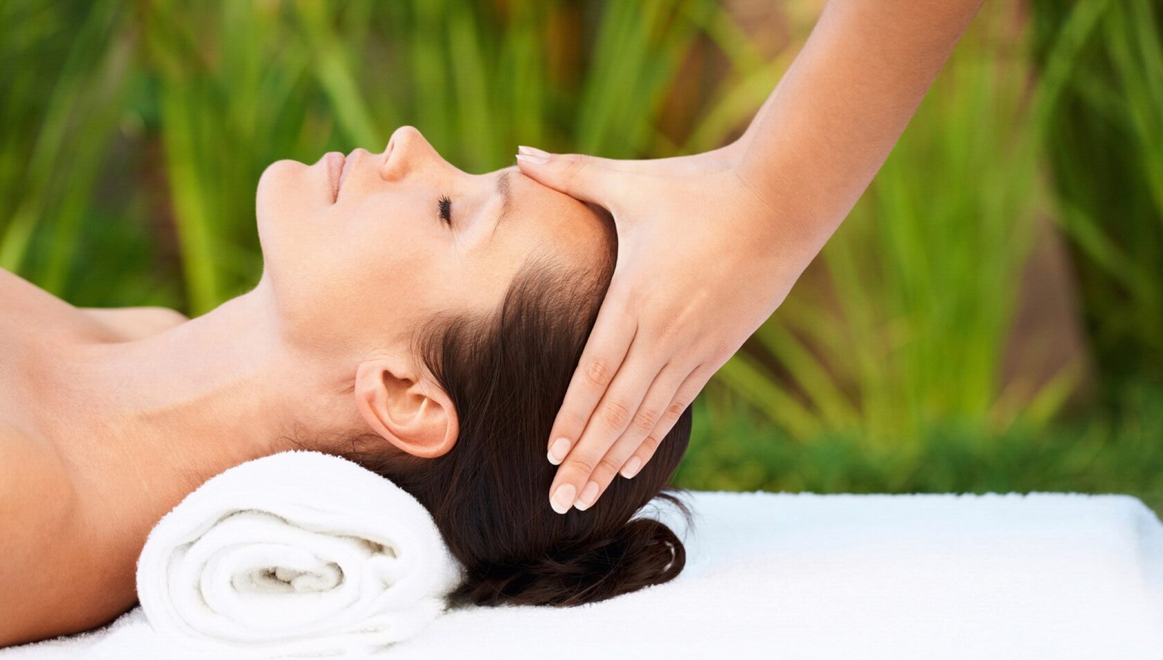 Массаж головы. Сильный массаж головы. Массаж шеи и головы для улучшения кровообращения. Массаж головы. Массаж головы расслабляющий.