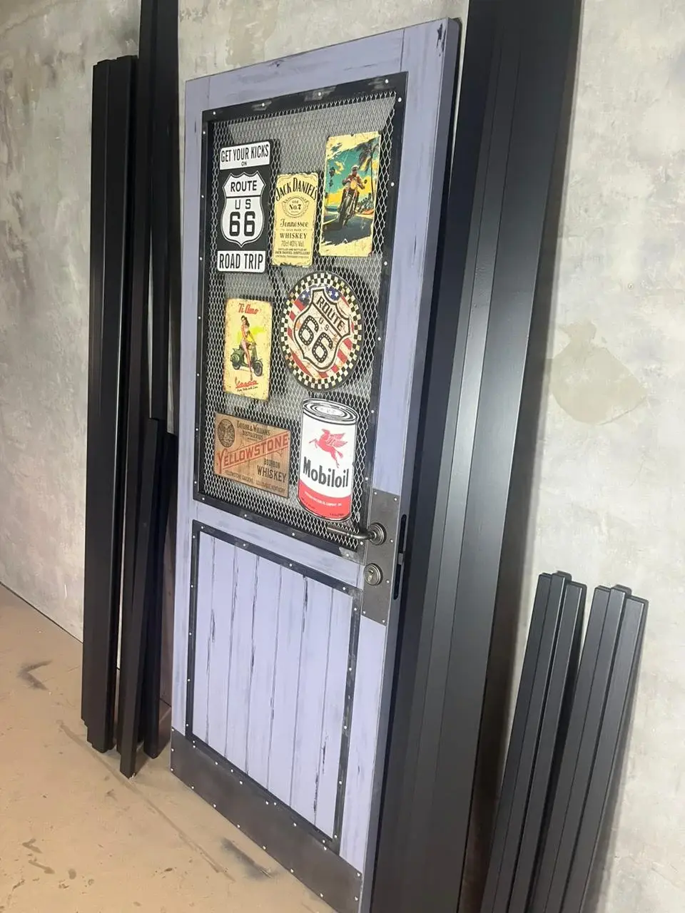 Распашная дверь с коробкой и наличниками