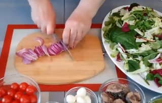 Приготовление салата «Нисуаз» с тунцом: шаг 5