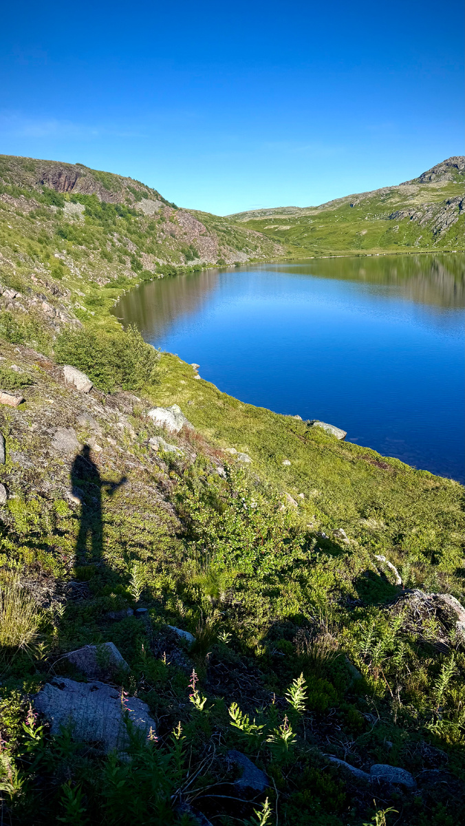 Озеро, скалы и моя тень