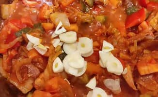 Приготовление супа солянки с копчёностями: шаг 9