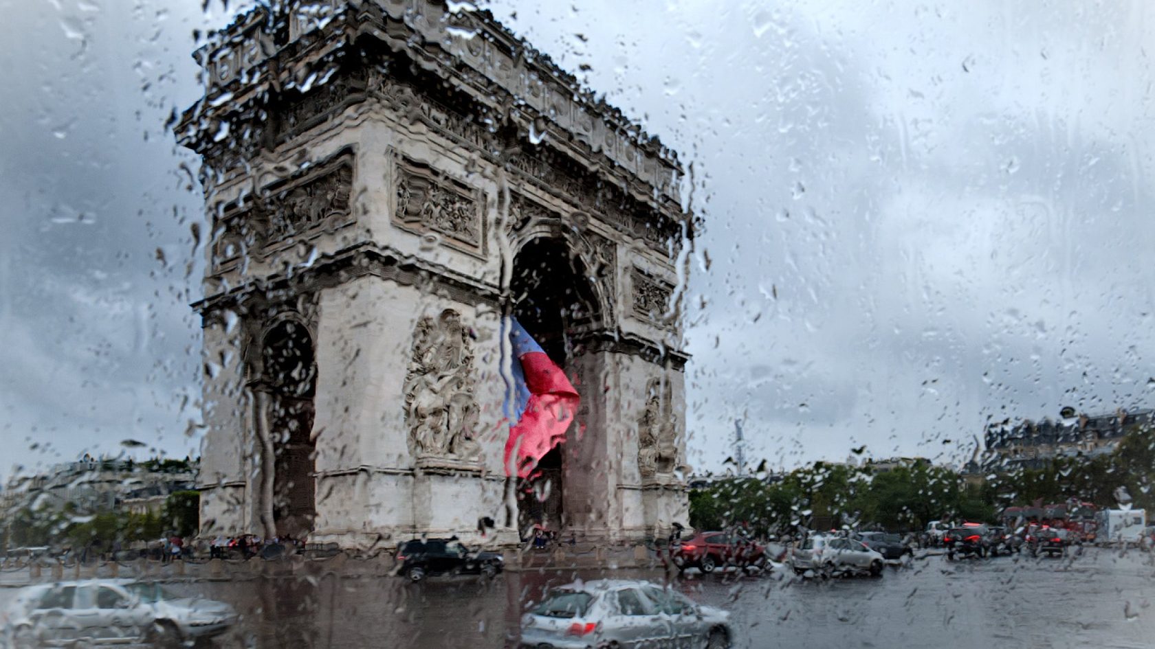 France rain. Франция дождь. Дождь в Париже (). Пасмурный Париж. Париж под дождем.