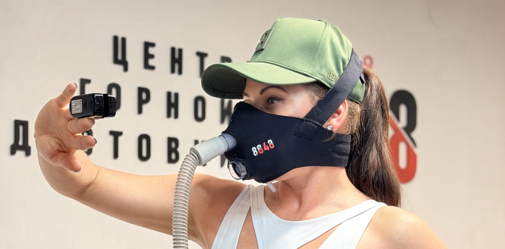 Спортсмен в процессе тренировки с гипоксической маской