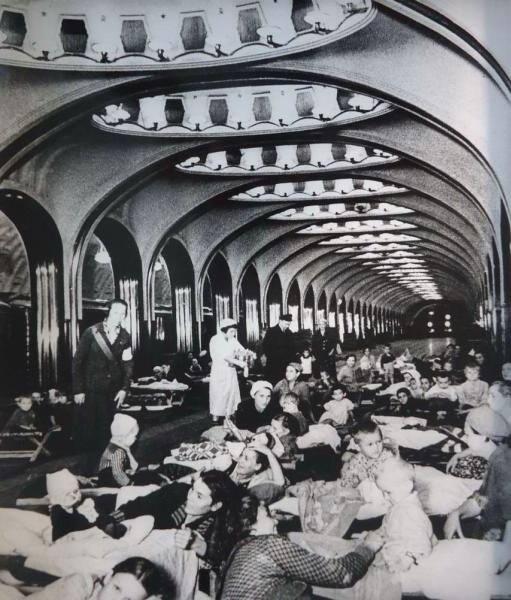 Станция «Маяковская» во время воздушной тревоги