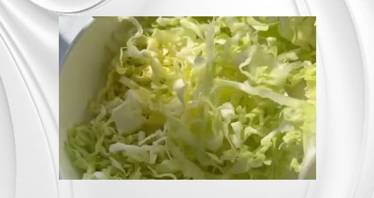 Приготовление капустного салата с морковью и огурцом: шаг 1