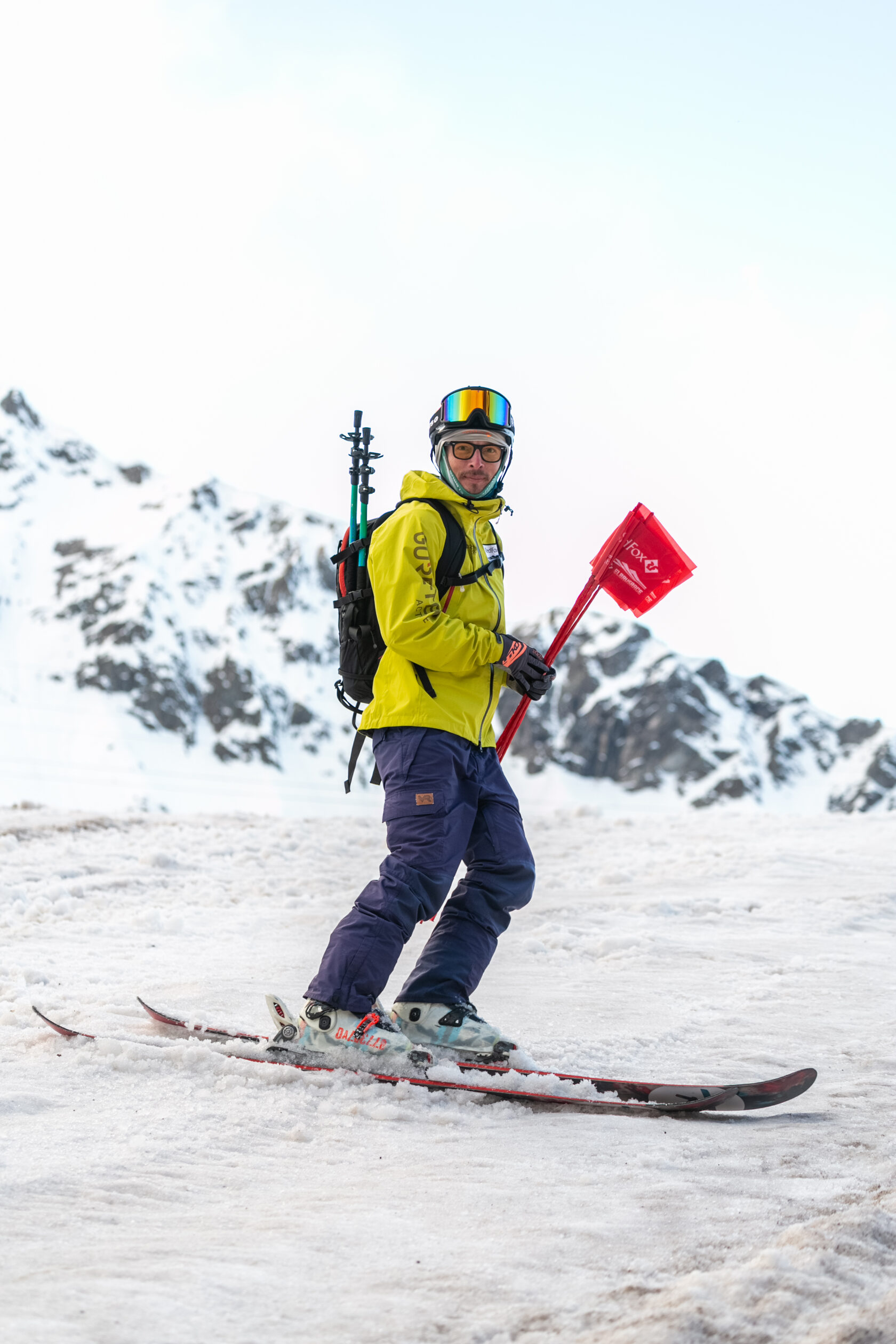Егор Овчинников с флагом Red Fox Elbrus Race