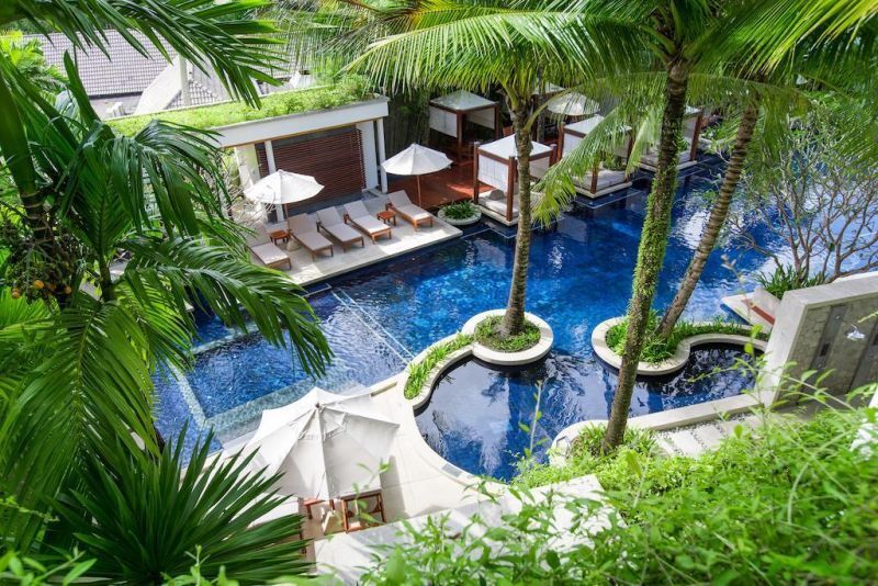 The Chava Resort — это эксклюзивный комплекс кондоминиумов и вилл, расположенный в одном из самых престижных районов Пхукета, Сурин. Этот курорт сочетает в себе современный дизайн, роскошь и близость к одному из самых красивых пляжей острова. Если вы мечт