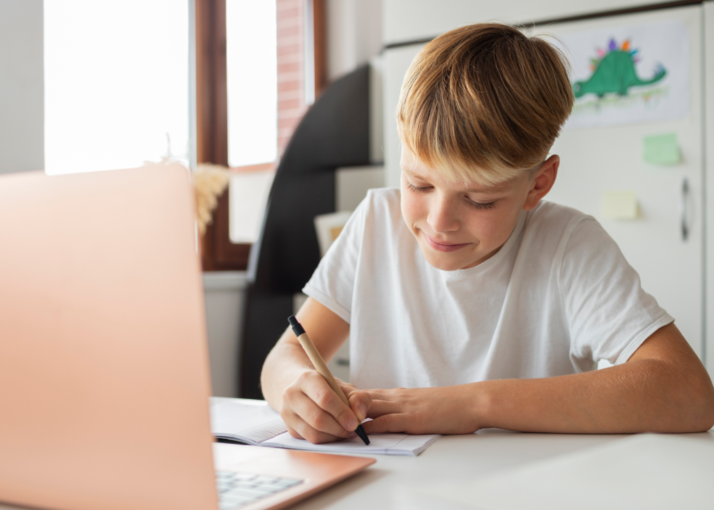 Мальчик занимается английским языком за компьютером