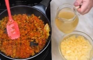 Приготовление рассольника со свининой, перловкой и солёными огурцами: шаг 7