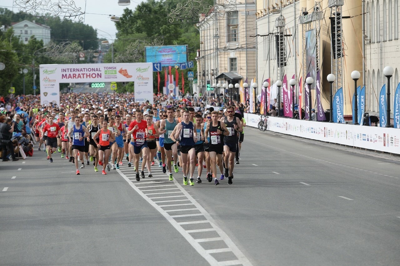 Томский космический марафон 2017. Полумарафон томск. Забег в томске 2024. Томский марафон ярче. Марафон ярче томск.