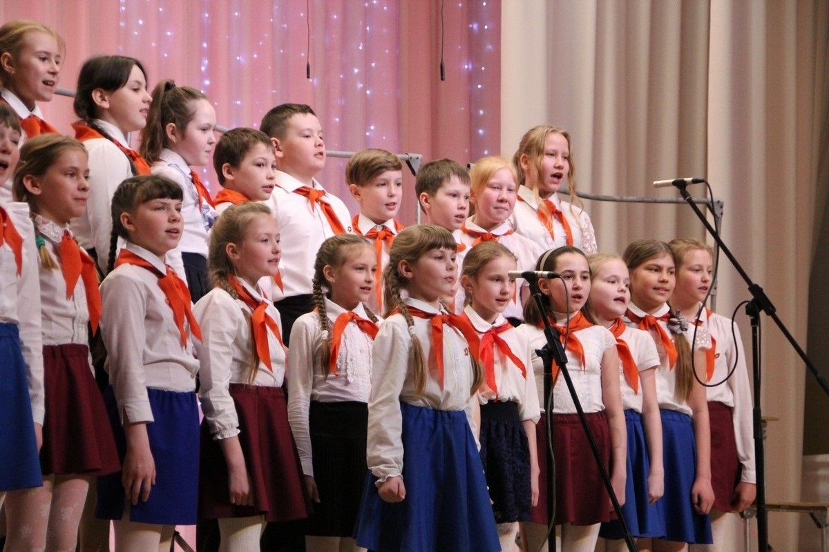 Мы маленькие дети хор. Хор пионеров. Детский хор в школе. Школьники поют. Детский хор пионеров.