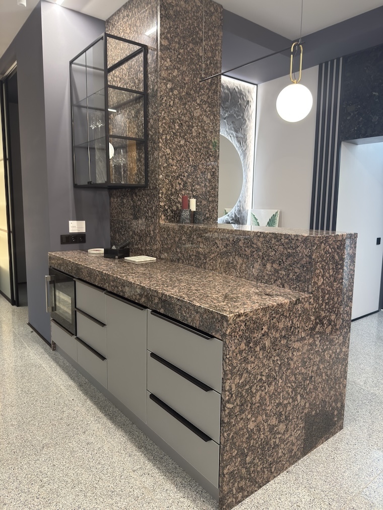 Каменная столешница в шоуруме Stone Deco