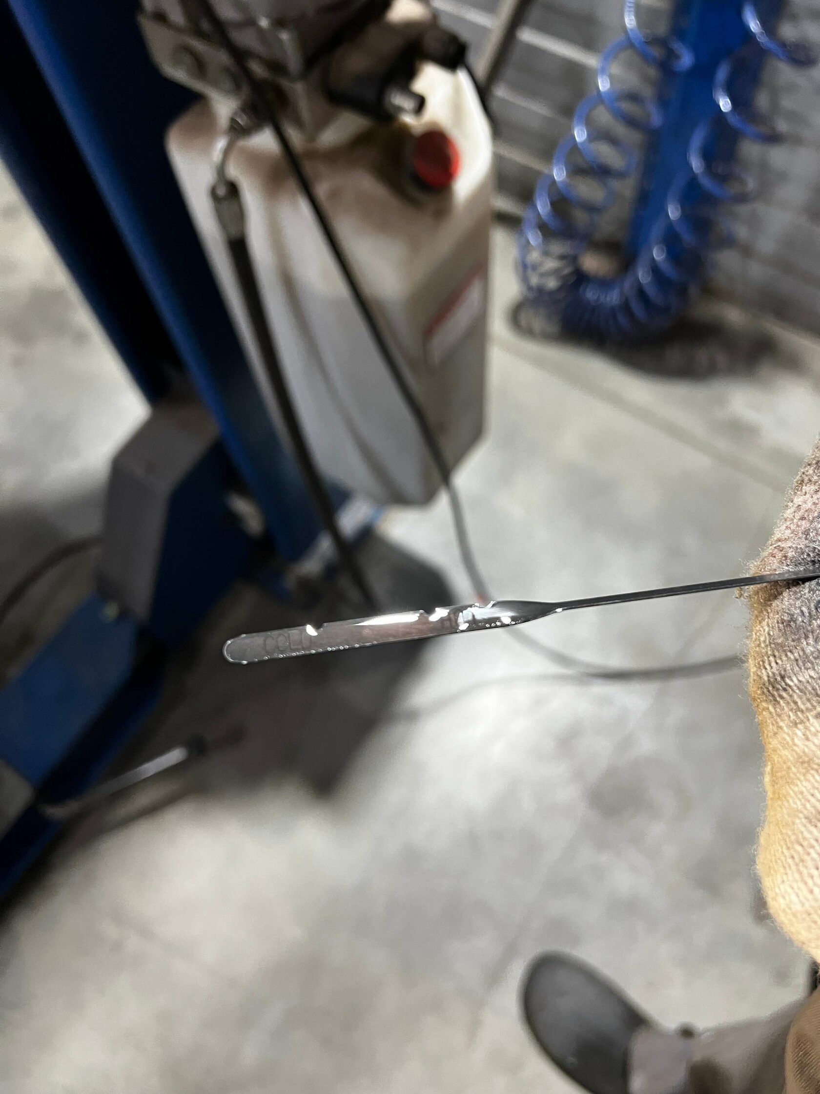 Проверка уровня масла по щупу