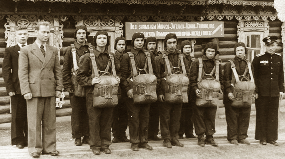 тюмень в 60-е годы. празднование 300-летия воссоединения украины с россией. празднование 300-летия воссоединения 1954 москва. сводный полк вмф на параде победы 1945. первомайский парад 1931 года на красной площади.