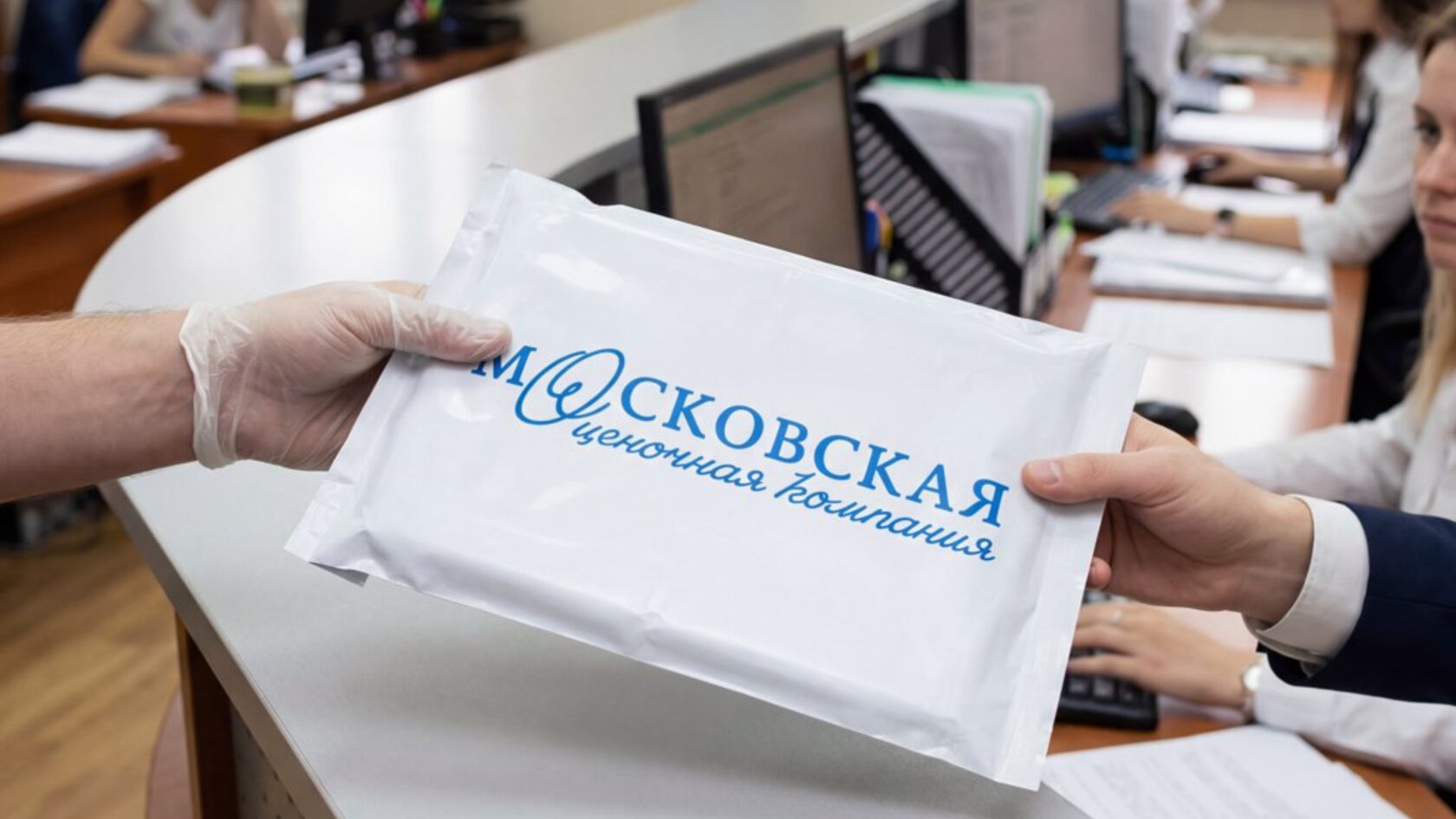 На фото курьерский пакет с логотипом компании.