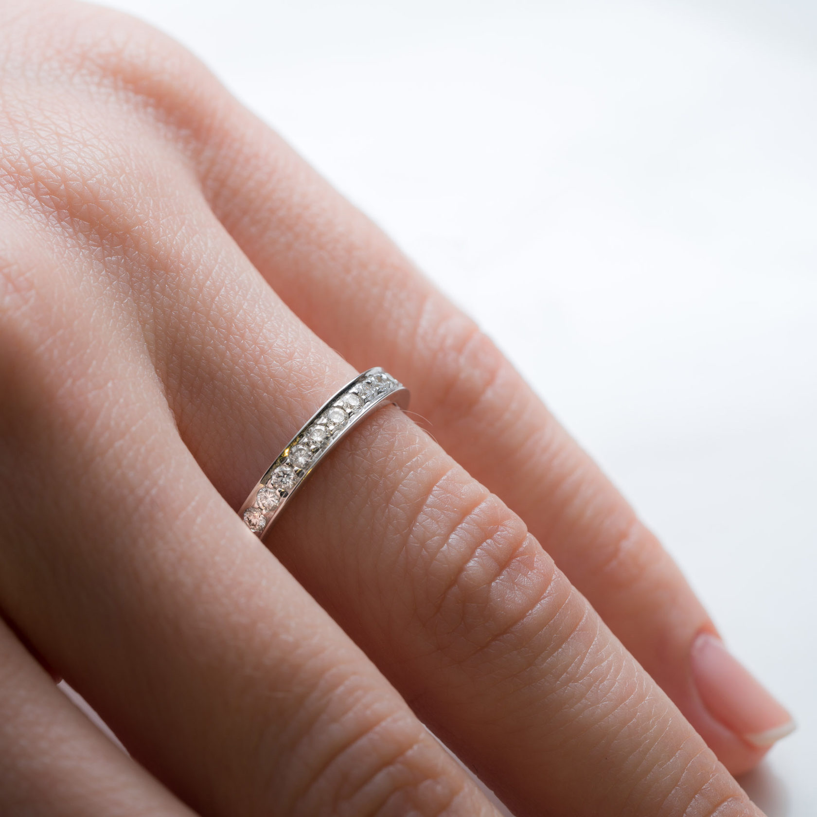Кольцо из белого золота с бриллиантом на руке
