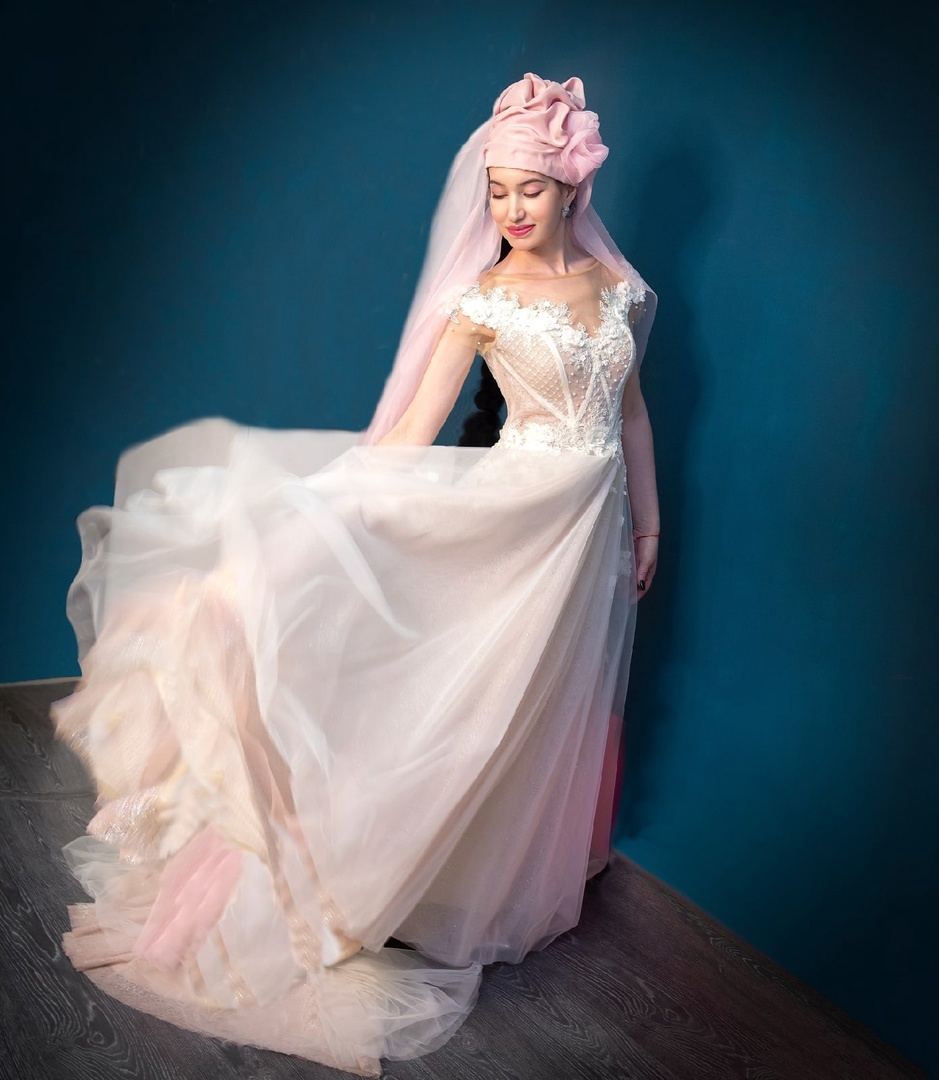 Фото наряда невесты в шапероне от дизайнера аллы Витт