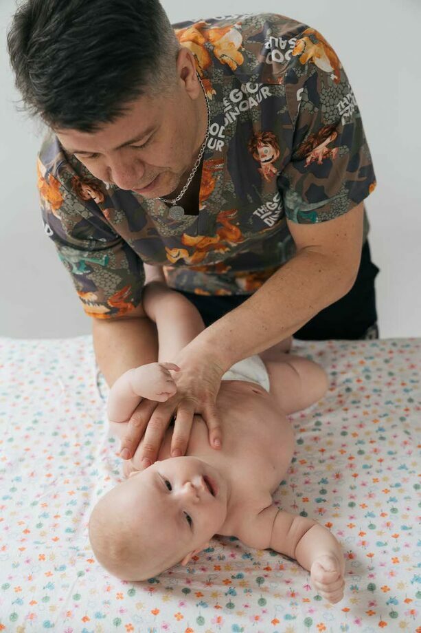Приемы детского массажа в возрасте от 9 до 12 месяцев