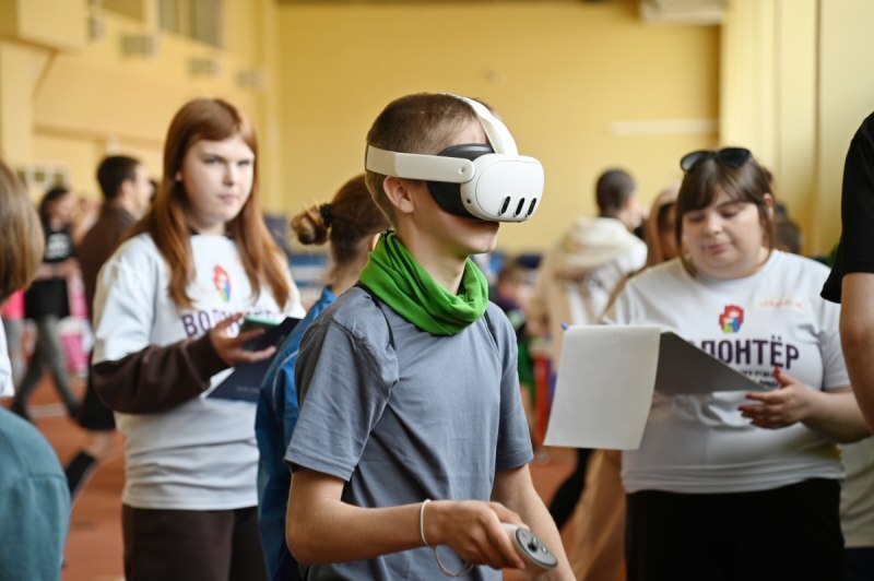 ребёнок в VR-очках фиджитал-фестиваль Псков интернаты