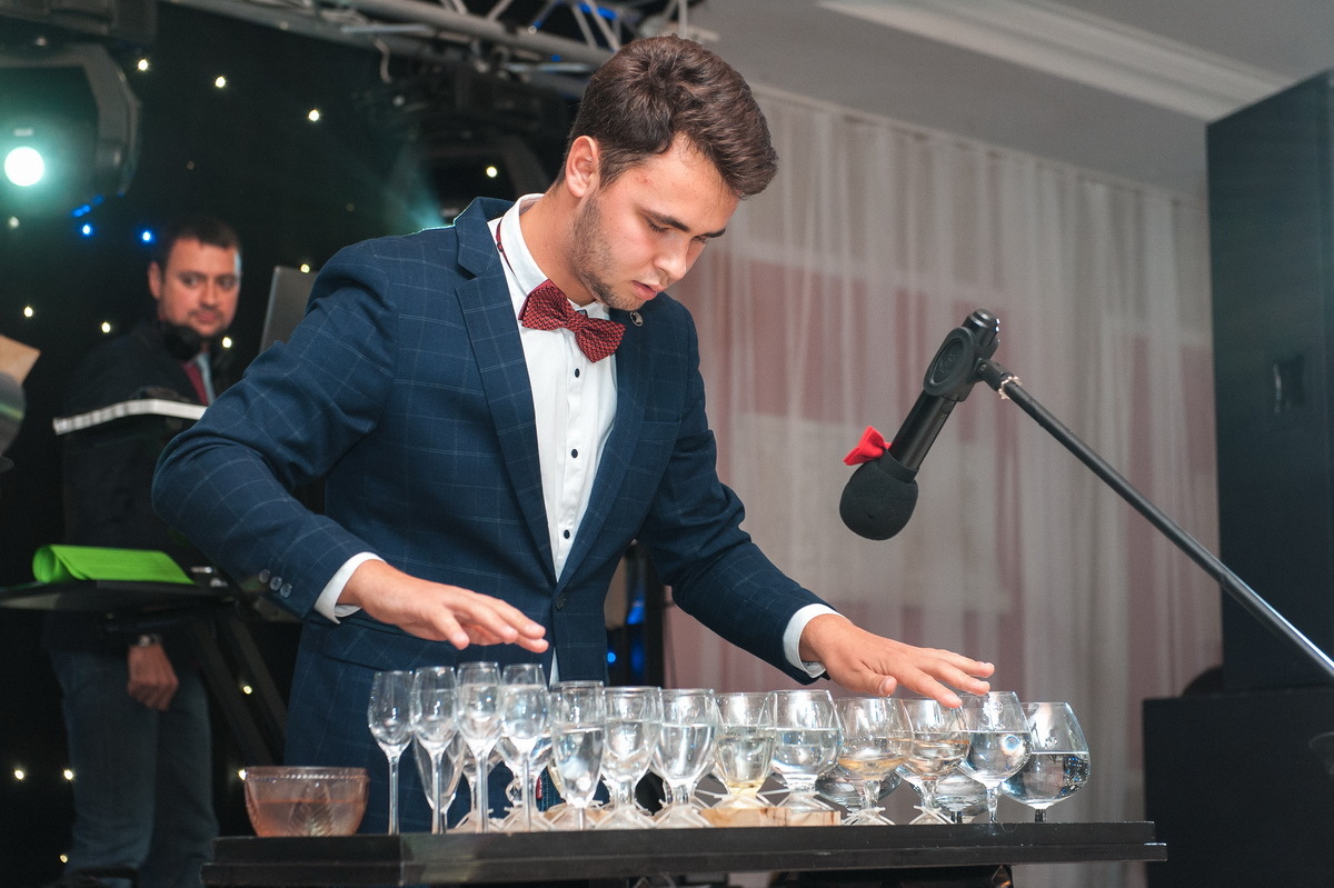 Музыкант играет на бокалах на свадьбе Тимура и Ольги