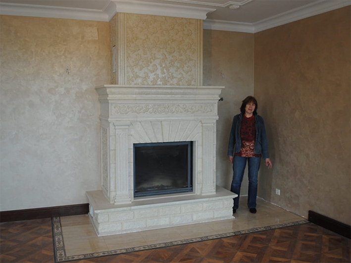 скульптор Климушина у камина