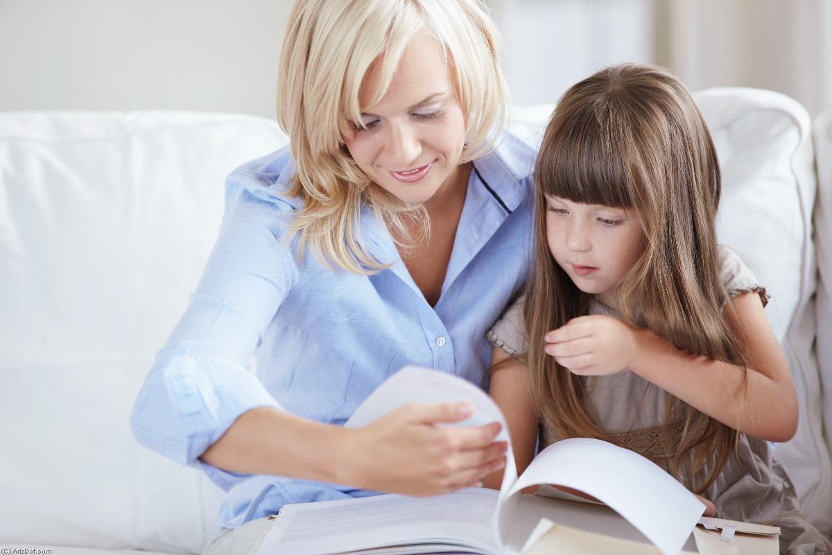 Русская молодая мама учит. Чтение детей и взрослых. Родители учат детей. Мама учит ребенка. Няня занимается с ребенком.
