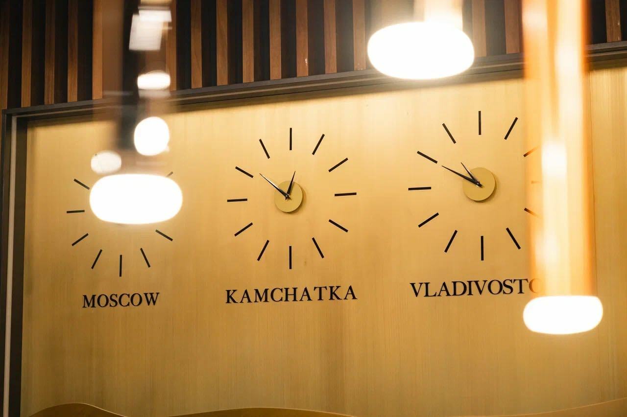 Часы Москвы, Камчатки и Владивостока в отеле «Камчатка Шале»