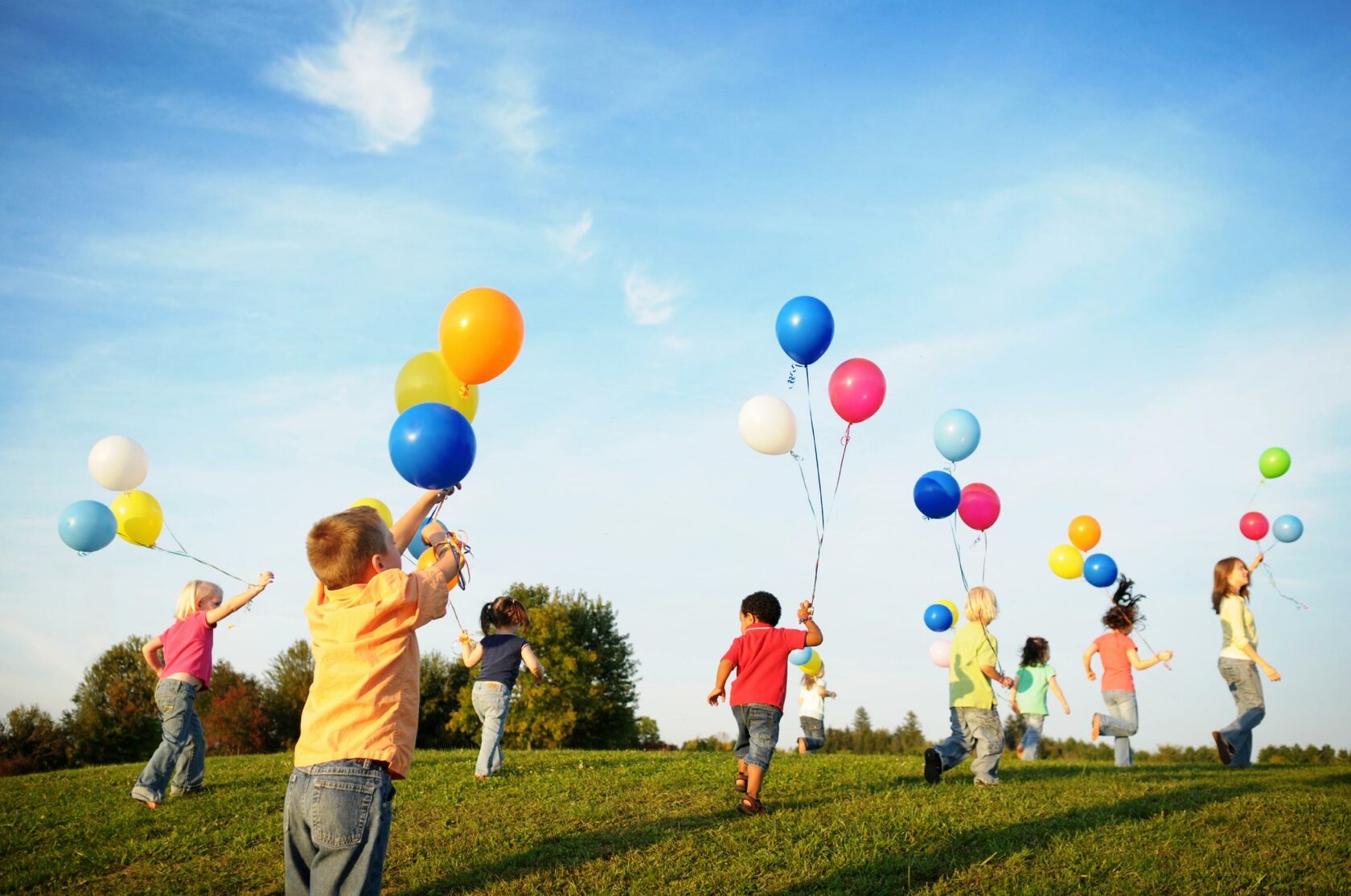 Дети с воздушными шарами