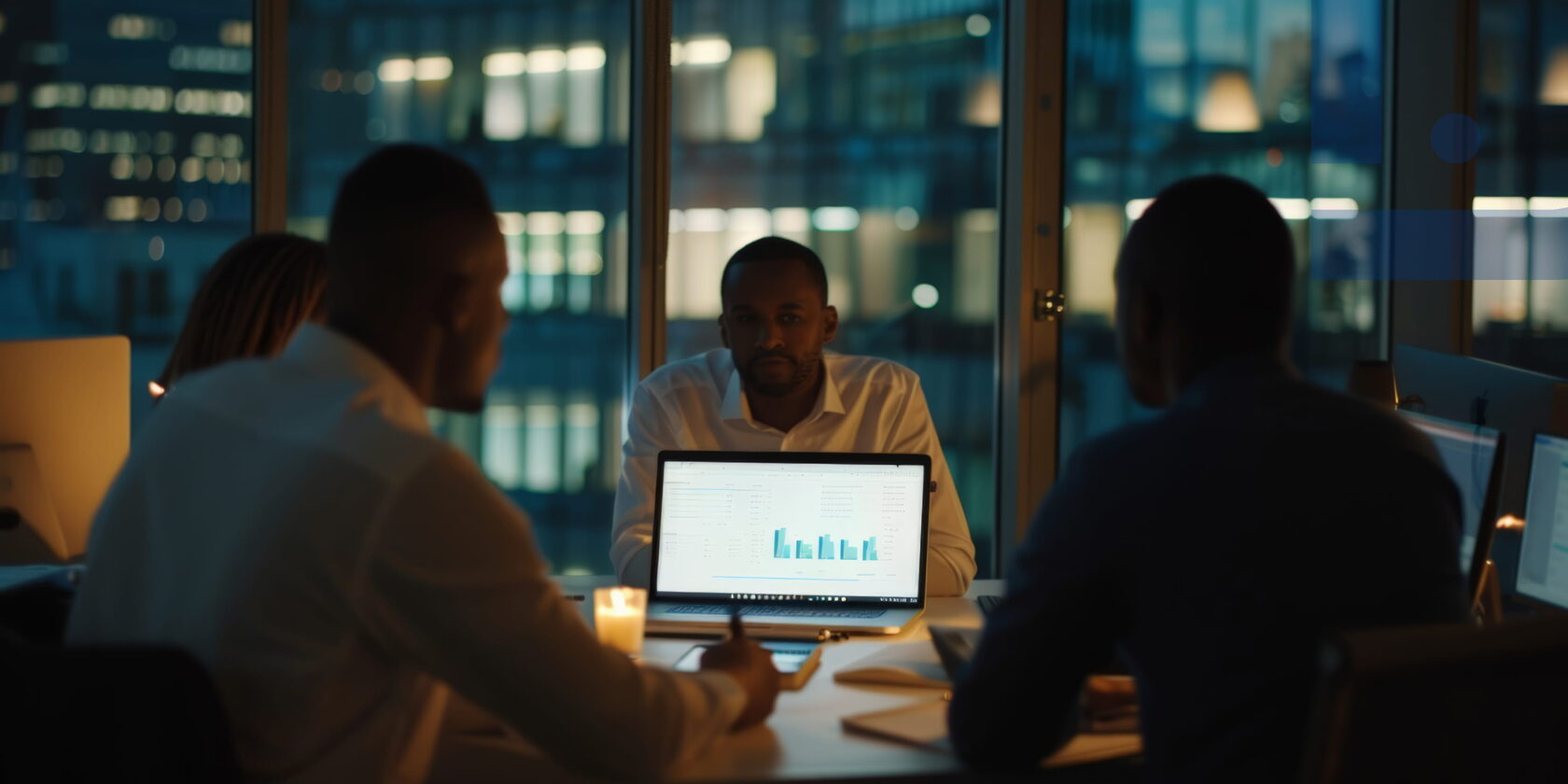 Индивидуальная встреча руководителя с сотрудниками в офисе: обсуждение рабочих результатов, обратной связи, приоритетов и развития команды.