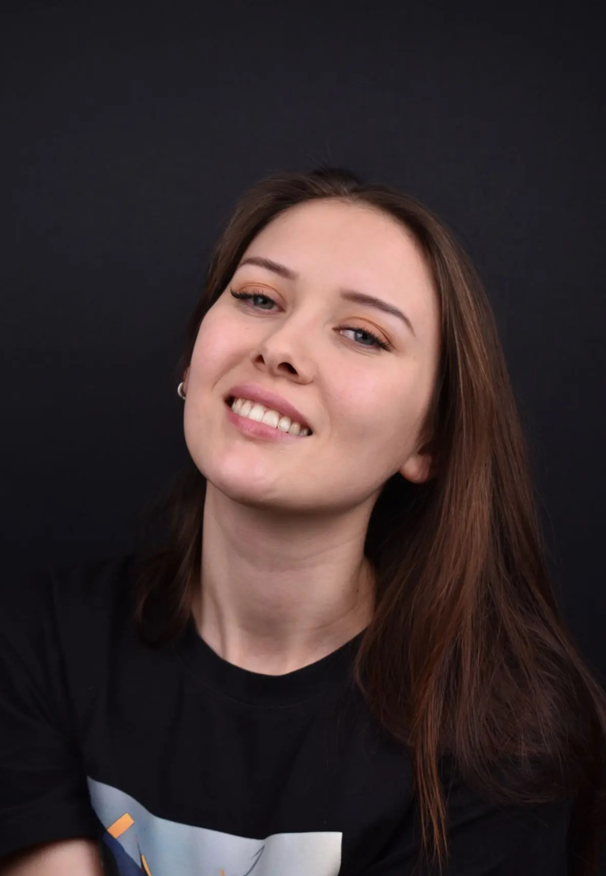Девушка после завершения ортодонтического лечения