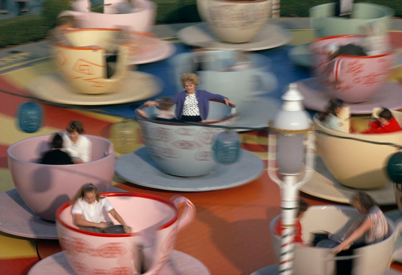 «Чаепитие у Безумного Шляпника». Аттракцион в Диснейленде, 1963. Фотограф Томас Неббиа