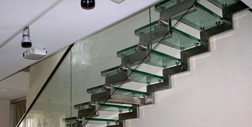 Лестница из стекла в ЖК фото