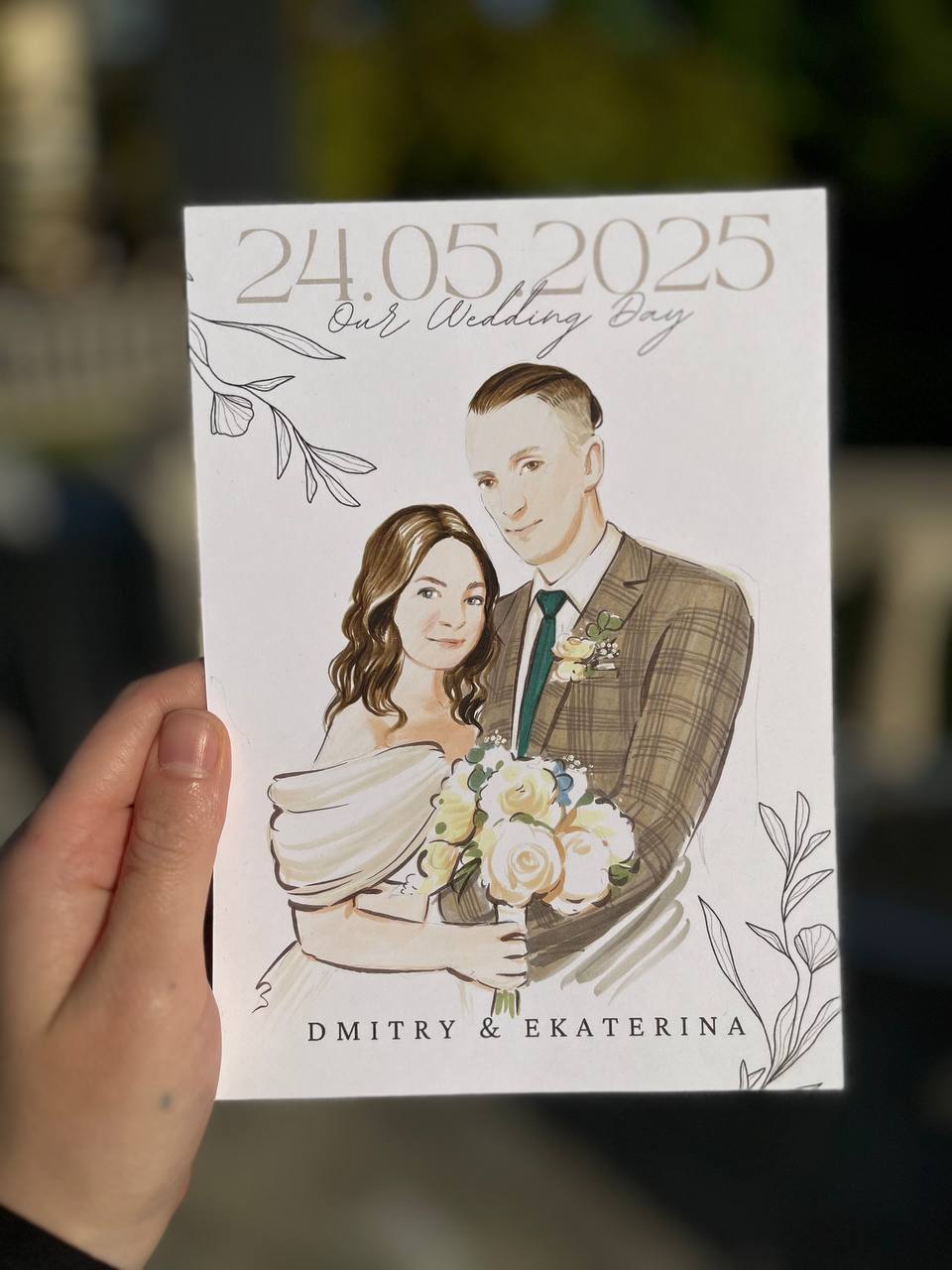 Свадебный скетч пары на бумаге с датой 24.05.2025, именами молодожёнов и оливковыми ветвями