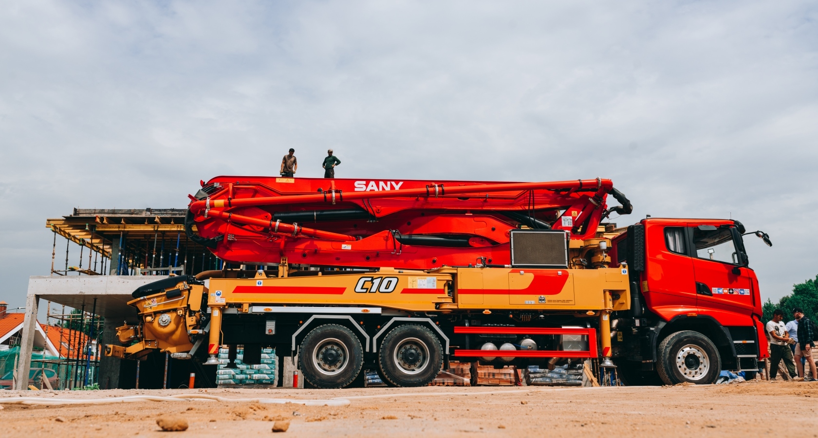 Стационарный бетононасос zoomlion hbt 60. Стационарный бетононасос на колесах. Автобетононасос путцмайстер 28 метров. Абн 30 бетононасос. Услуги бетононасоса.
