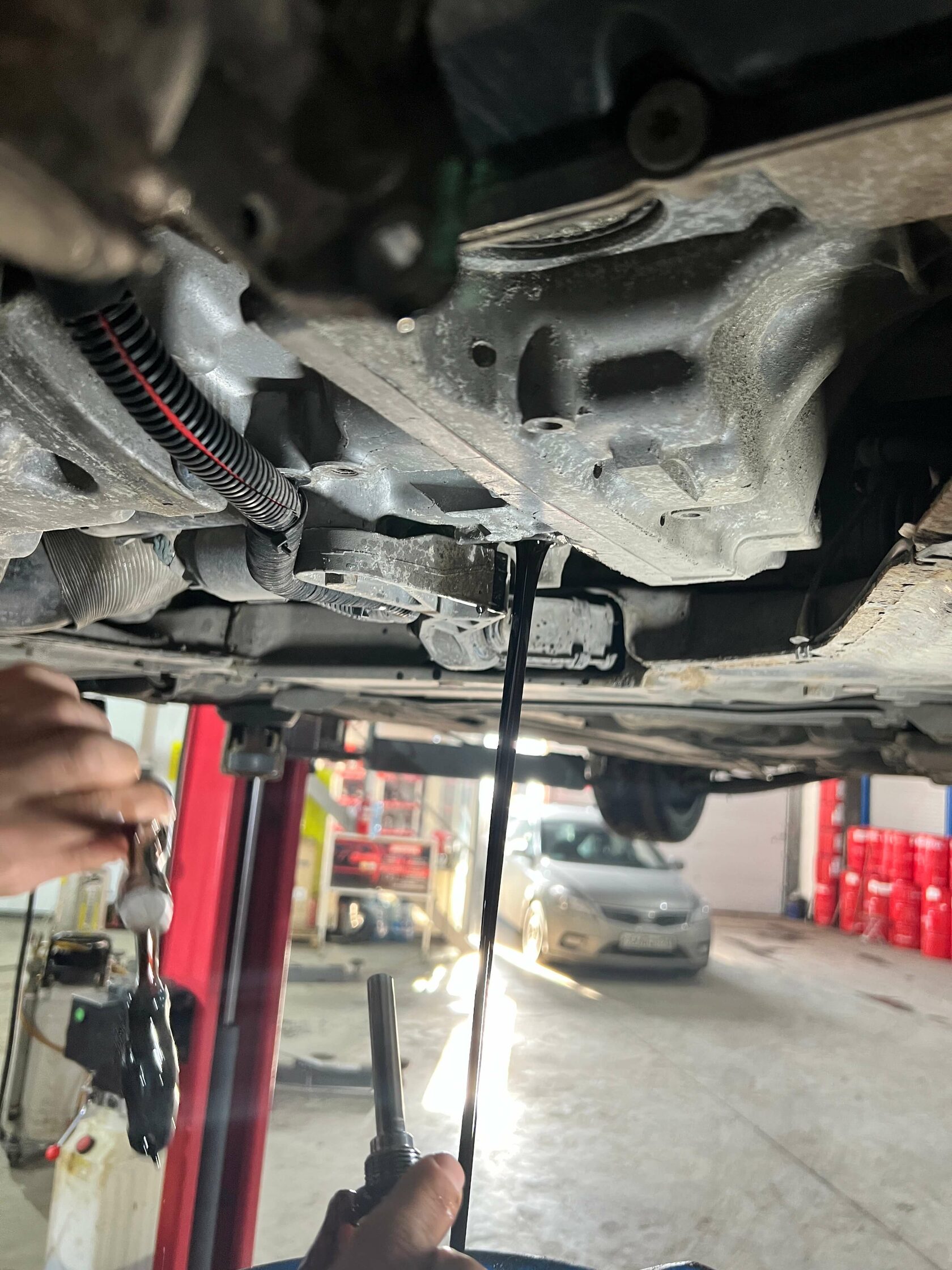 Слив остатков масла через стакан