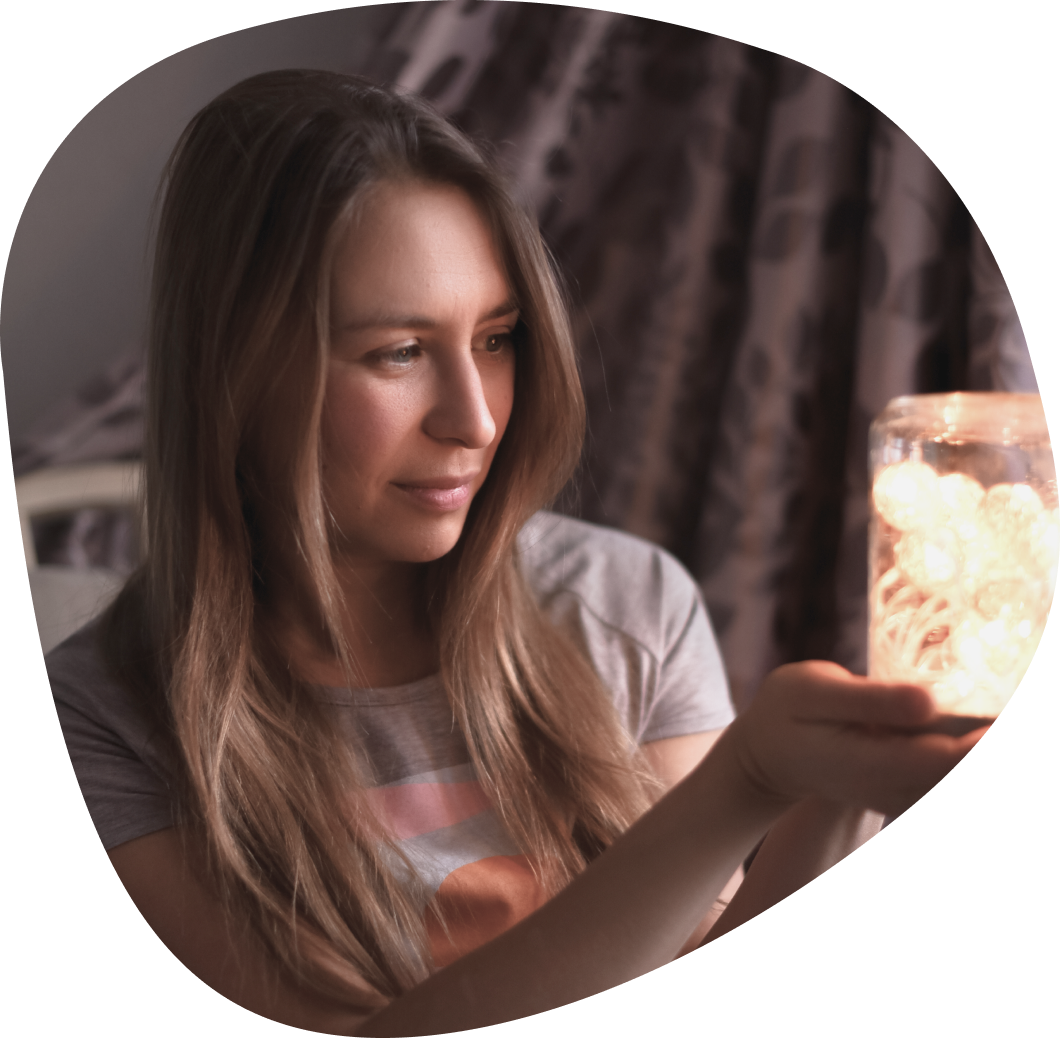 Красивая девушка любуется на свет фонаря