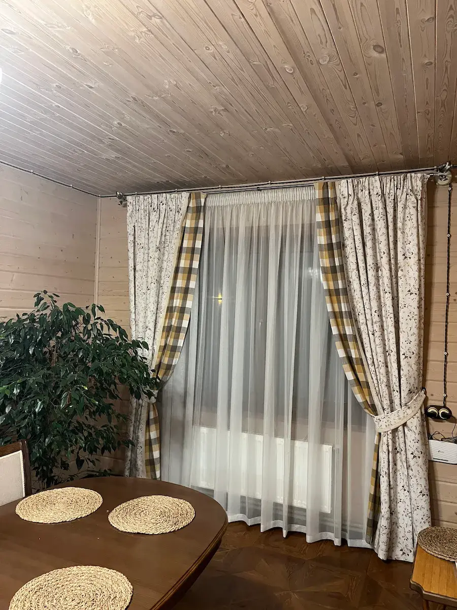 Комбинированные шторы с цветочным и клетчатым принтом в интерьере кухни-столовой загородного дома, Одинцовский район