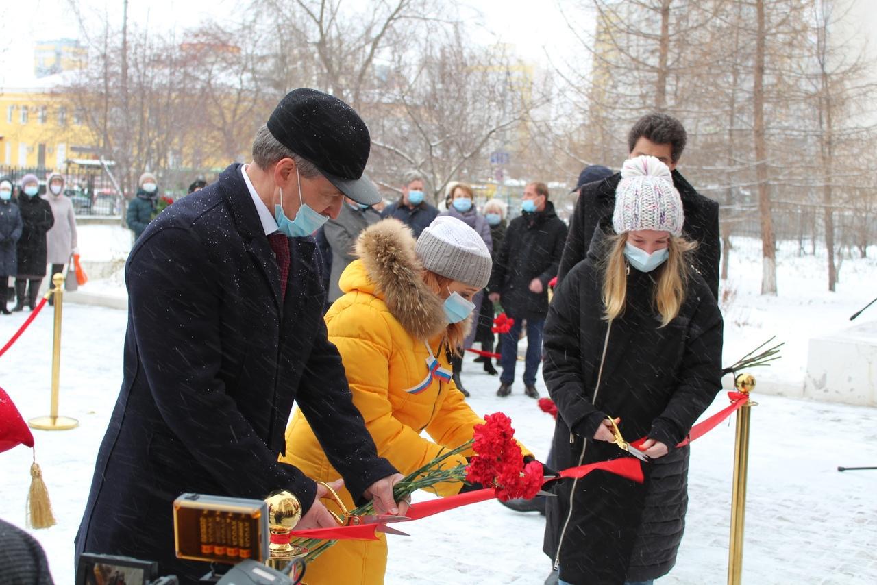 Церемония открытия памятной доски депутату Екатеринбургской городской Думы  Елене Дерягиной