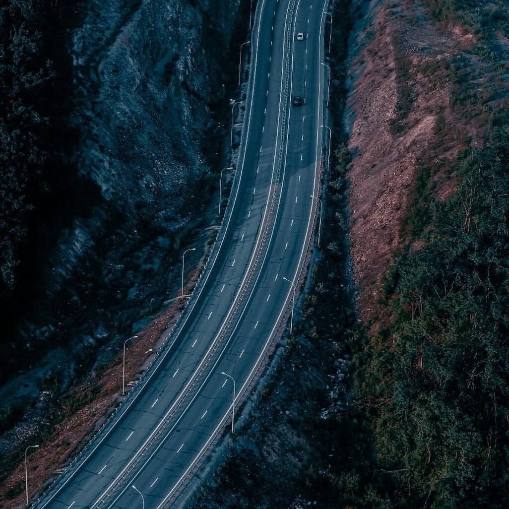 Вид на извилистую трассу с высоты вертолета в Приморье