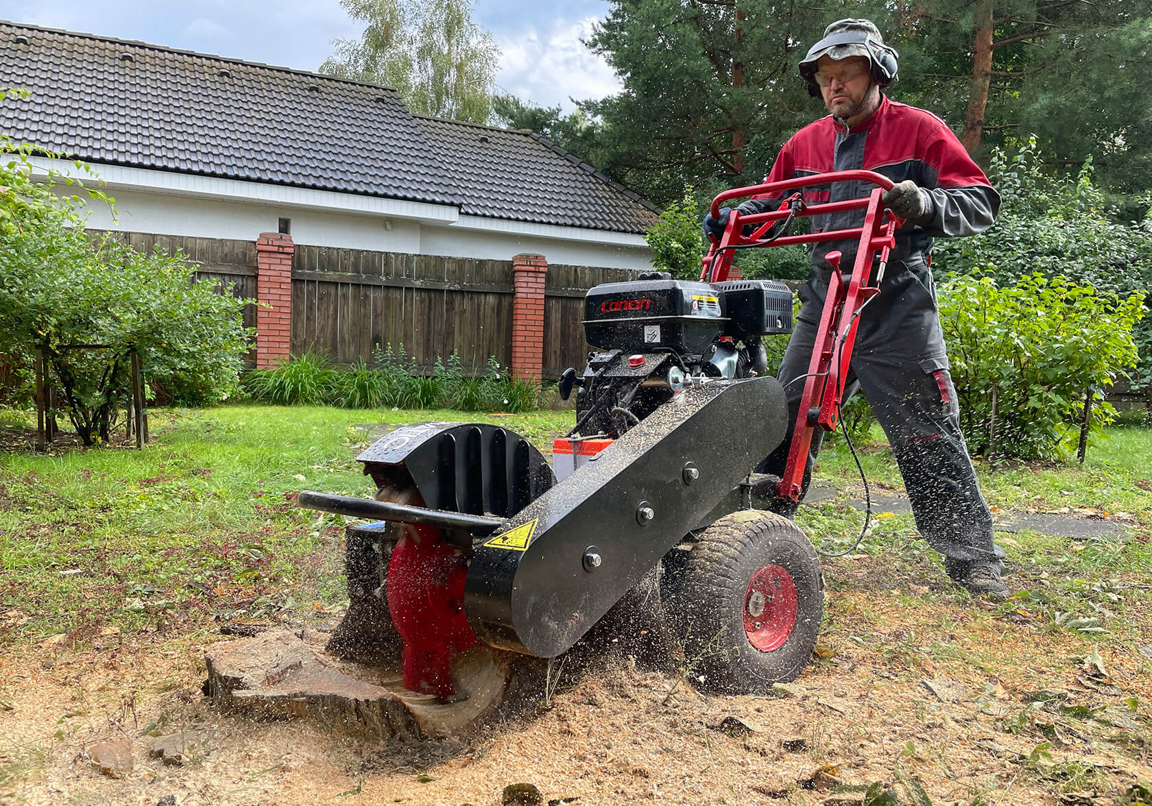 Спил пня у основания и корчёвка вручную (с использованием ручного инструмента), либо с применением спецтехники: пнедробилка, трактор, экскаватор