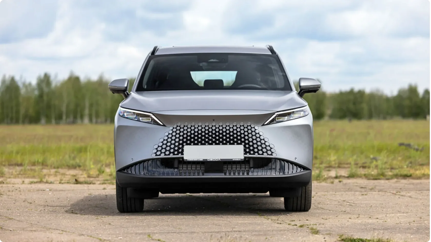 Передняя часть серебристого автомобиля JELAND C7.