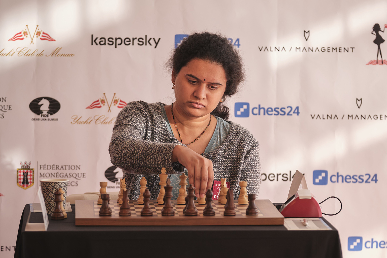 Goryachkina goes into the last round one point clear of Koneru