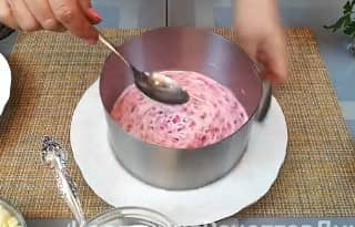 Приготовление салата из вареной свеклы и селедки: шаг 9