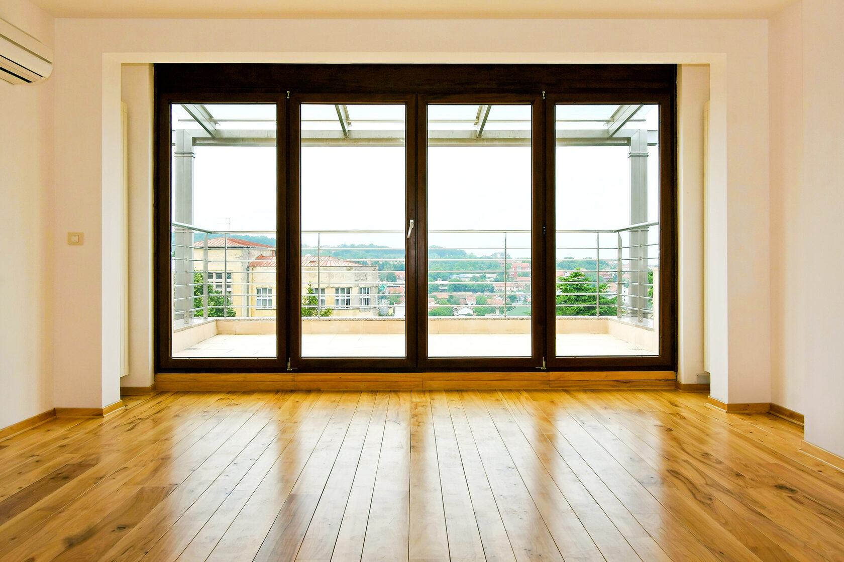 Панорамное окно с дверью