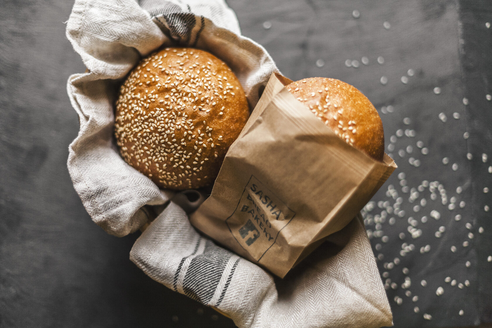 Sasha bread. Sasha Bread пекарня. Булочка с кунжутом. Булочка пшеничная. Булка хлеба.