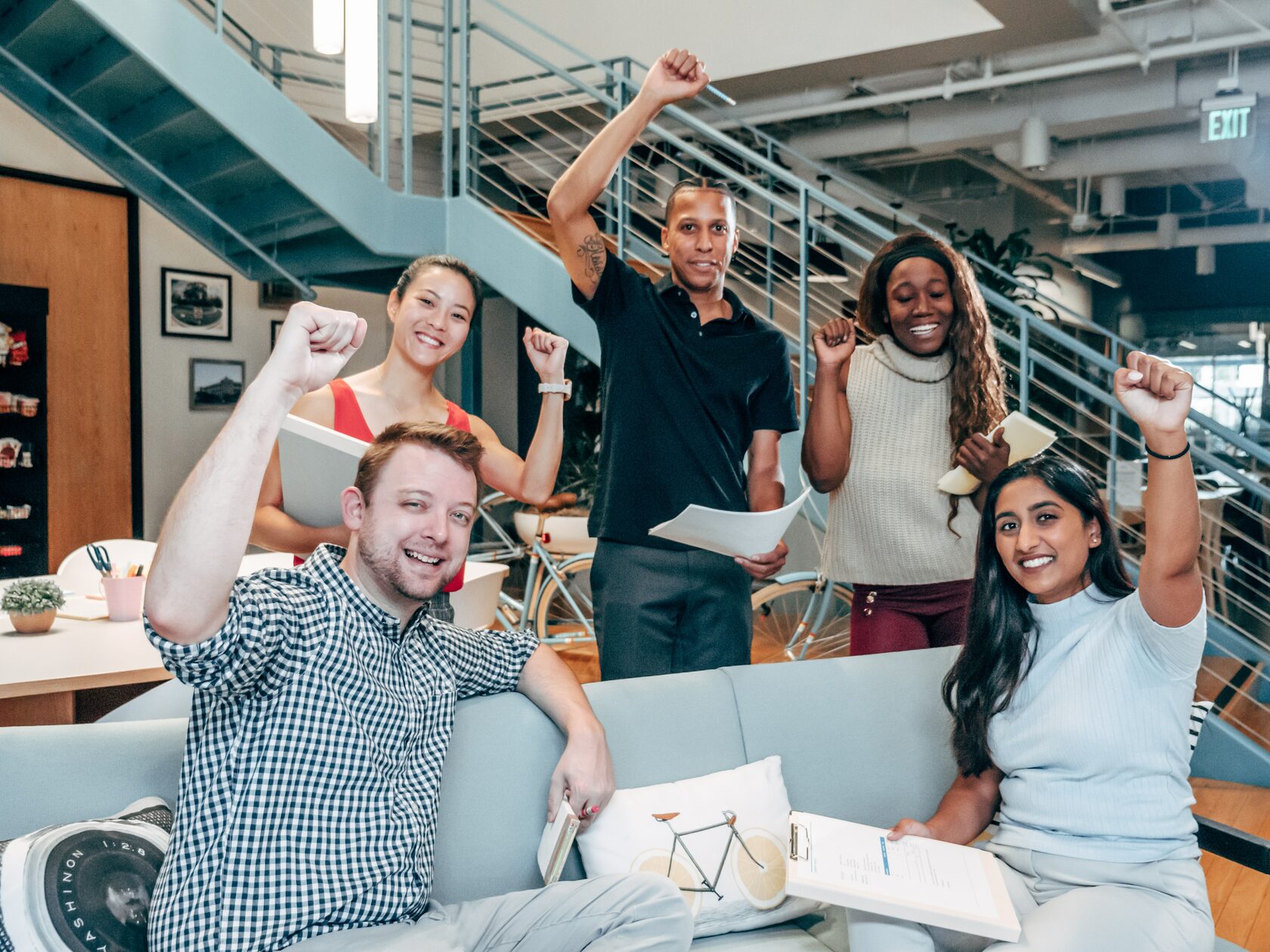 Люди в помещении. Work celebrate.